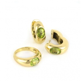 18k Yellow Gold Peridot Ring and Earring Suite 18k Yellow Gold Peridot Ring and Earring Suite